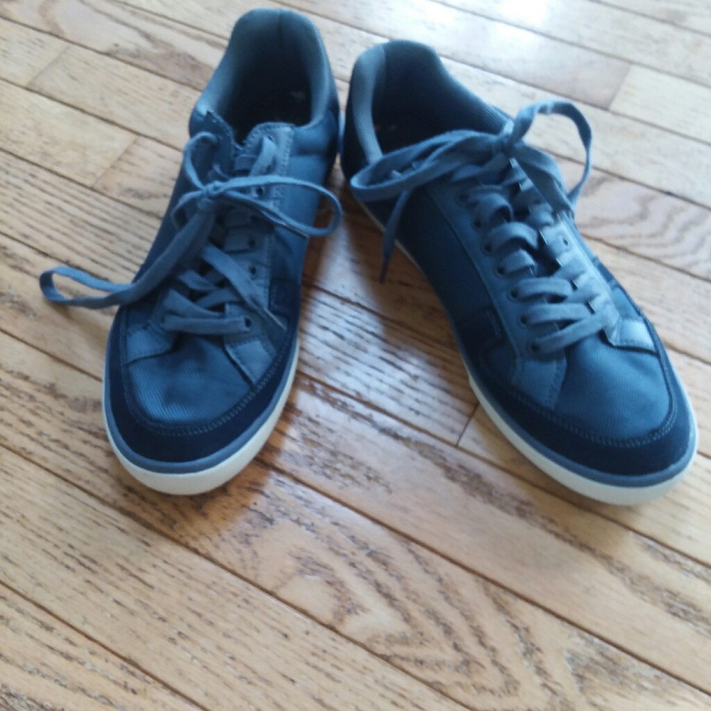 SOLD! LIKE NEW mens penguin sneakers